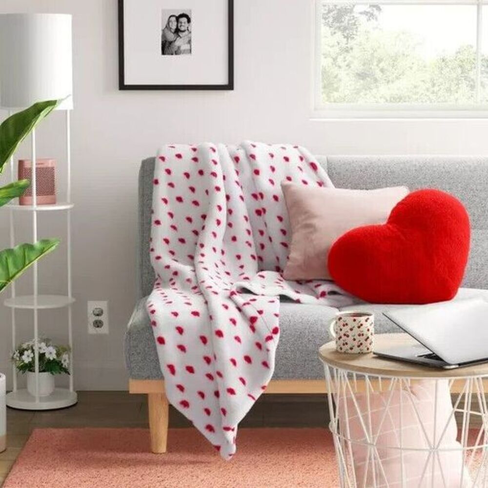 Room Essentials -‎ Plush Shaped Hearts Throw Pillow Red